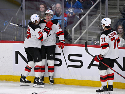 Tešiaci sa hráči New Jersey Devils - Connor Brown, Cody Glass a Jonas Siegenthaler