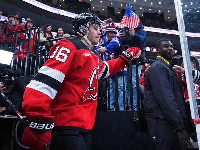 Hrdina reprezentácie USA Jack Hughes obdržal od fanúšikov obrovský potlesk