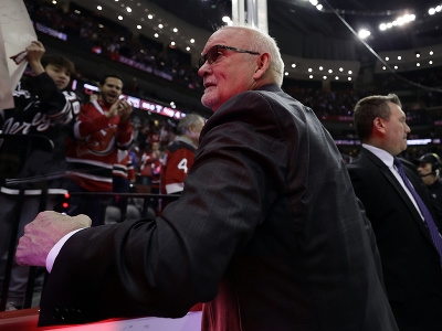 Tréner New Jersey Devils Lindy Ruff zchádza z ľadu po víťaznom zápase s Rangers