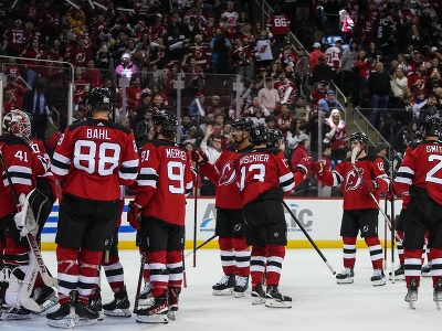 Hokejisti NJ Devils oslavujú výhru v prvom zápase noveej sezóny