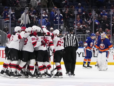 Hokejisti New Jersey oslavujú výhru nad NY Islanders