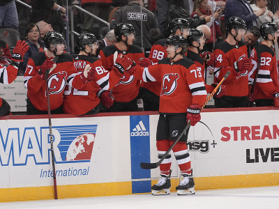 Hokejisti New Jersey Devils oslavujú gól, na striedačke druhý zľava slovenský obranca Šimon Nemec