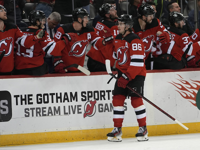 Útočník Devils Jack Hughes oslavuje gól so svojimi spoluhráčmi 