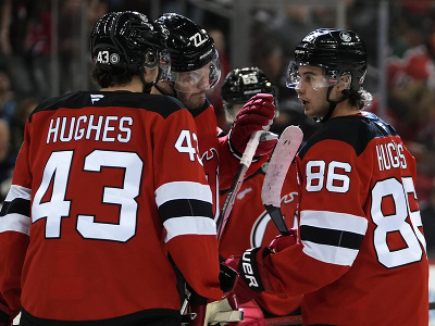 Luke Hughes, Brett Pesce, a Jack Hughes 