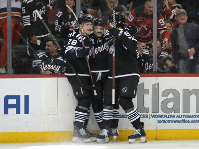 Timo Meier, Nico Hischier a Johnathan Kovacevic sa radujú z gólu Devils