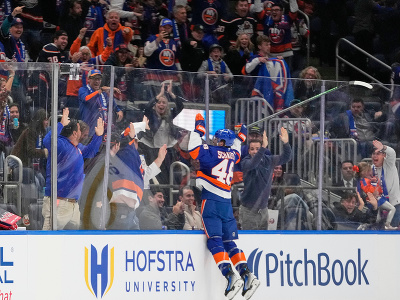 Matthew Schaefer, prvý muž tohtoročného draftu sa stal vo veku 18 rokov a 36 dní druhým najmladším strelcom medzi obrancami v histórii NHL