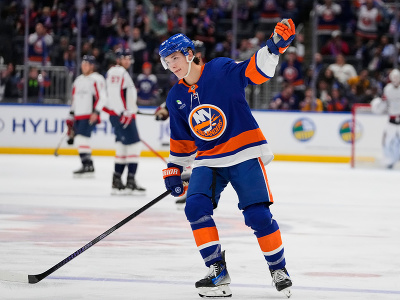 Matthew Schaefer, jednotka draftu NHL, oslavuje prvý gól v profilige
