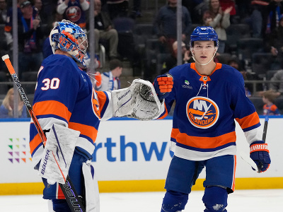 Matthew Schaefer, jednotka draftu NHL, oslavuje prvý gól v profilige, vedľa neho brankár Iľja Sorokin
