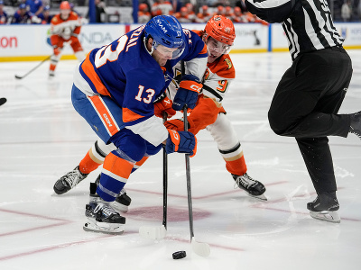 Matt Barzal a Leo Carlsson v bitke o puk