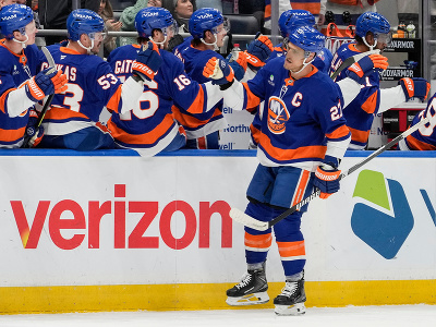 Anders Lee, kapitán NY Islanders, oslavuje gól so spoluhráčmi