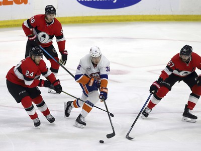 Ross Johnston sa pokúša utiecť hráčom Ottawy Senators