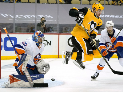 Sydney Crosby sa vyhýba strele na brankára Islanders