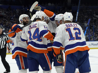 Hráči New York Islanders oslavujú gól 