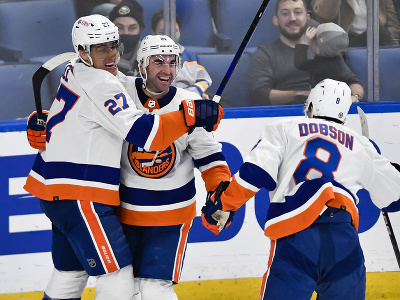 Hokejisti New Yorku Islanders oslavujú gól