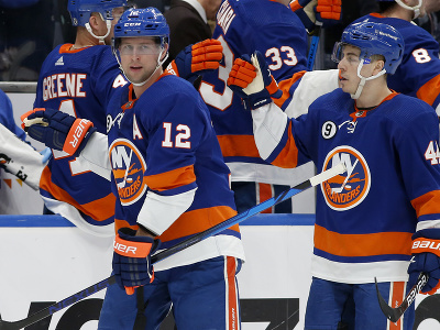 Hráči New York Islanders oslavujú gól.