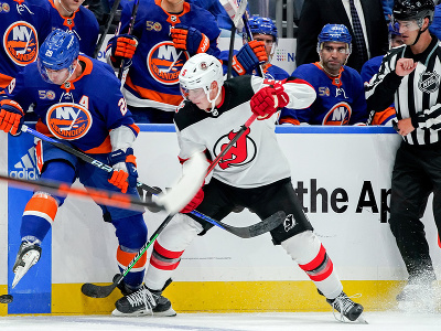 Slovenský hokejista New Jersey Devils Šimon Nemec (vpravo) a hráč New Yorku Islanders Brock Nelson bojujú o puk v prípravnom zápase