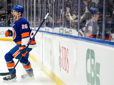 Útočník NY Islanders Oliver Wahlstrom oslavuje gól