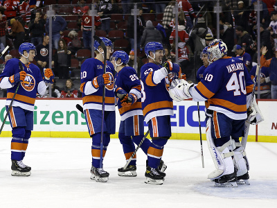 Hokejisti Islanders oslavujú triumf v zápase proti Devils