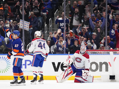 Anders Lee (Islanders) oslavuje gól v sieti Montrealu