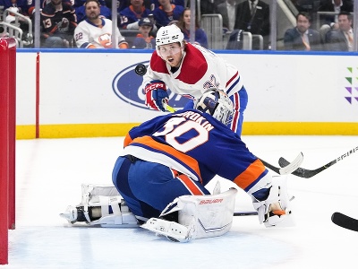Brankár Islanders Iľja Sorokin zasahuje pri šanci Rema Pitlicka z Montrealu