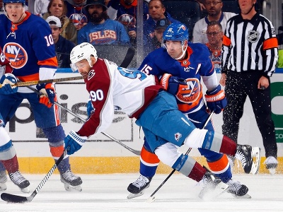 Tomáš Tatar (Colorado) v súboji s hráčmi NY Islanders