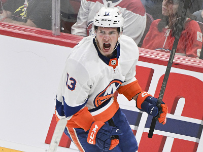 Mathew Barzal (NY Islanders) oslavuje gól 