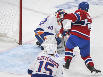 Nick Suzuki (Montreal) strieľa gól do siete NY Islanders po skvelej prihrávke Juraja Slafkovského