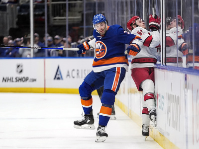 Adam Pelech (NY Islanders) tvrdo narazil hviezdu Jakea Guentzela z Caroliny