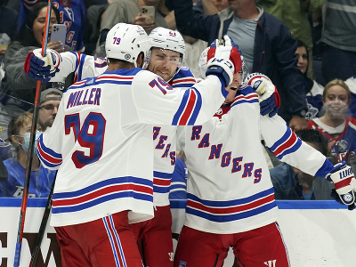 Hráči New York Rangers oslavujú gól.
