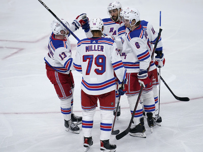 Hokejisti New Yorku Rangers sa tešia z gólu