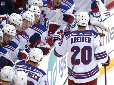Hokejisti New Yorku Rangers oslavujú gól