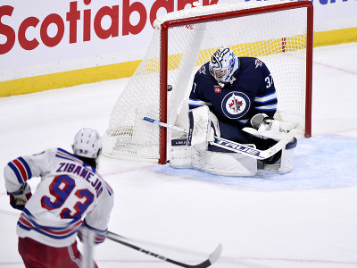 Mika Zibanejad prekonáva Connora Hellebuycka