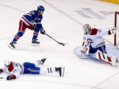 Chris Kreider (NY Rangers) strieľa gól do siete Montrealu