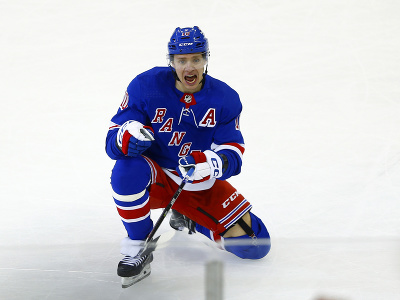 Hviezda New Yorku Rangers Artemij Panarin oslavuje gól