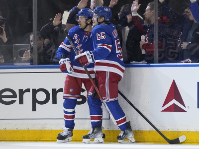 Artemij Panarin a Ryan Lindgren (obaja NY Rangers) oslavujú gól