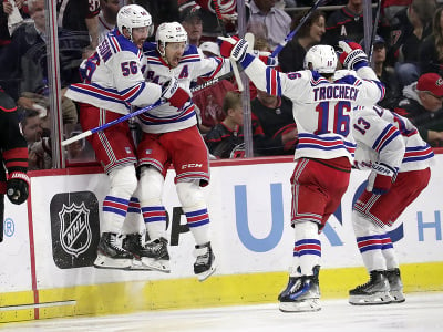 Radujúci sa hráči New Yorku Rangers po víťaznom góle v predĺžení
