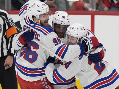 Hokejisti New Yorku Rangers oslavujú gól