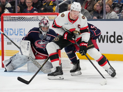 Brady Tkachuk pri práci s pukom