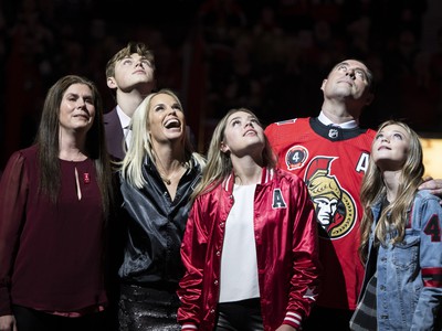 Chris Phillips s rodinkou sledujú, ako putuje dres slávneho obrancu pod strop Canadian Tire Centre