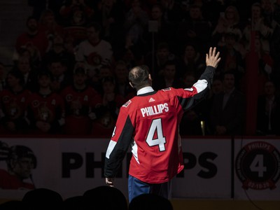 Ottawa vyvesila dres s číslom 4, ktorý nosieval Chris Phillips