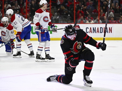 Drake Batherson z Ottawy Senators oslavuje gól