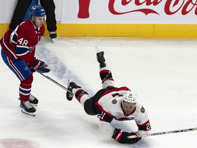 Slovenský hokejista Filip Mešár (48) z Montrealu Canadiens a Mathieu Joseph (21) z Ottawy Senators počas prípravného zápasu zámorskej NHL