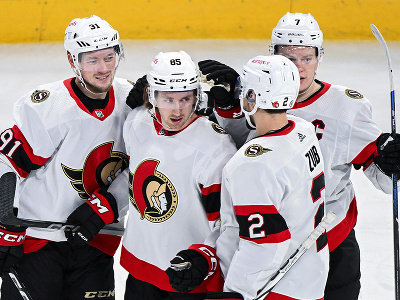 Hokejisti Ottawy a ich gólová radosť v Bell Centre