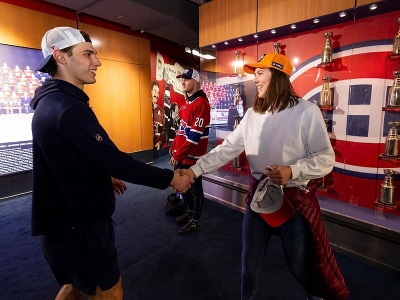 Petra Vlhová a Juraj Slafkovský v šatni Montrealu Canadiens po zápase so Seattlom