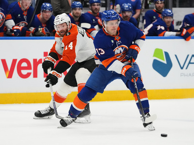 Sean Couturier bráni Mathewa Barzala