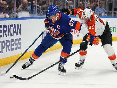 Rasmus Ristolainen a Anders Lee v súboji o puk