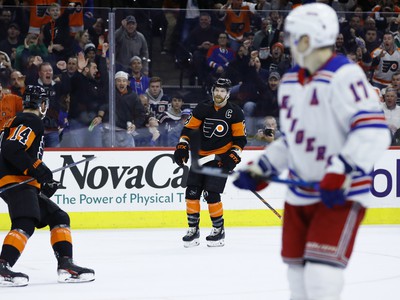 Hráči Flyers sa radujú z gólu