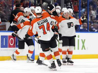 Hokejisti Philadelphie Flyers oslavujú výhru 