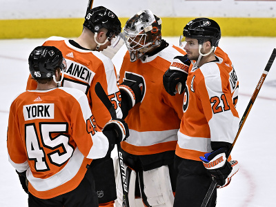 Hokejisti Philadelphie Flyers oslavujú gól