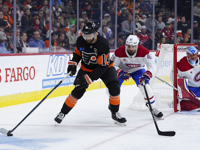 Sean Couturier z Philadelphie Flyers v akcii s pukom
